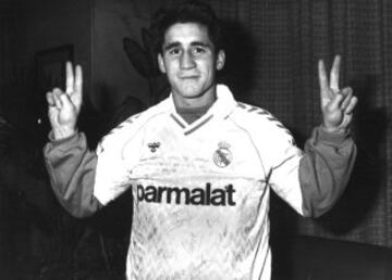 Poli Díaz con una camiseta firmada por los jugadores del Real Madrid. 
 