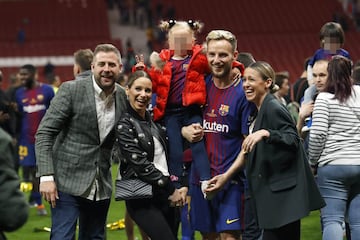 Iván Rakitic con su hija, su mujer Raquel Mauri, y familiares.