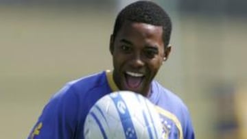 <b>AGRADECIDO.</b> Iker Casillas, portero del Real Madrid aclaró que no guarda rencor al brasileño Robinho, al que deseó suerte en su nueva etapa como jugador del Manchester City inglés, y le agradeció "lo que hizo" por el conjunto blanco.