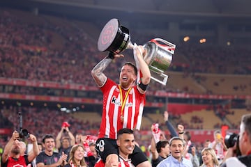 Iker Muniain levanta el título de Copa subido a hombros de Dani García. Tras 5 finales perdidas, a la sexta el Athletic y Muniain se proclamaron campeones de Copa del Rey. 