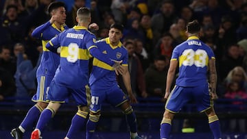 Boca Juniors' forward Luca Langoni (C) celebrates with teammates after scoring a goal against Atletico Tucuman during their Argentine Professional Football League Tournament 2022 match at La Bombonera stadium in Buenos Aires, on August 28, 2022. (Photo by ALEJANDRO PAGNI / AFP)