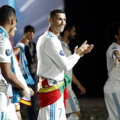 La plantilla y 83.000 hinchas del Madrid a Cristiano: "¡Quédate!"