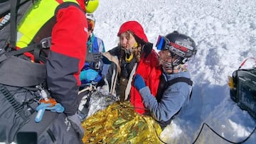 La snowboarder N&uacute;ria Castan, asistida por el equipo antiavalanchas del Freeride World Tour en Verbier (Suiza), el martes 4 de abril del 2023. 