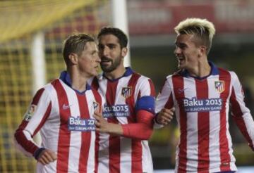 1-0. Fernando Torres celebró el primer gol con Raul García y Griezmann.