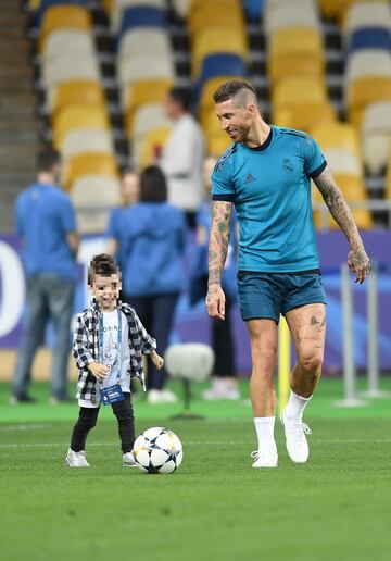 Los niños irrumpen en el entreno del Madrid en Kiev