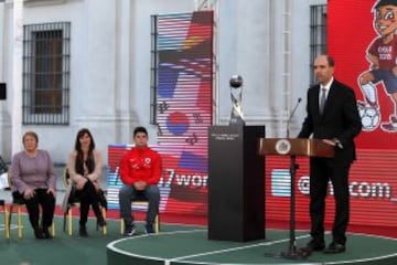En La Moneda se realizó el lanzamiento del Trophy Tour del Mundial Sub 17. El trofeo recorrerá distintas ciudades de Chile.