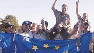 <b>FELICES. </b>El equipo europeo celebra el extraordinario triunfo conseguido sobre Estados Unidos en la Ryder Cup.
