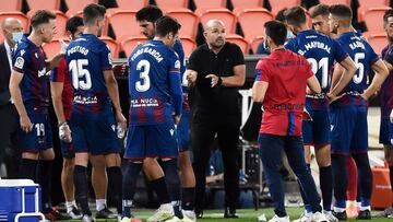 Paco López y sus jugadores.