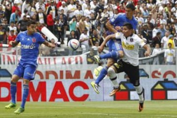 Fue un partido muy disputado. En la foto Isaac Díaz y Claudio Baeza luchan la pelota.