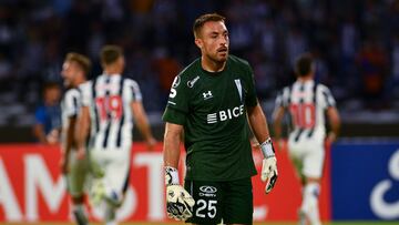 AMDEP9000. CÓRDOBA (ARGENTINA), 06/04/2022.- El arquero Sebastián Pérez de Católica luego de recibir un gol hoy, en un partido de la Copa Libertadores entre Talleres y Universidad Católica en el estadio Mario Alberto Kempes en Córdoba (Argentina). EFE/Pedro Castillo