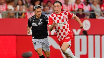 Bryan disputa un balón durante el partido de ayer.