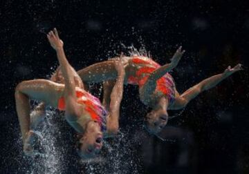 Las nadadoras italianas durante su ejercicio técnico de la final por equipos.