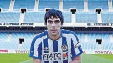 <b>DE ESTRENO. </b>Germán Herrera posó ayer en Anoeta con la equipación blanquiazul.