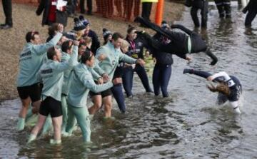 En hombres Cambridge consiguió su objetivo de romper la racha de tres victorias consecutivas de Oxford.