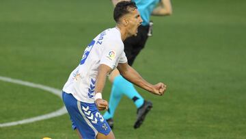 Álex Muñoz, del Tenerife, celebra uno de sus goles.