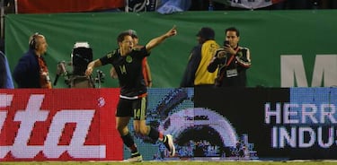 Chicharito opacó un
correcto partido de la Roja