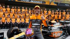 Ricciardo, en la foto de familia de McLaren en Abu Dhabi 22.