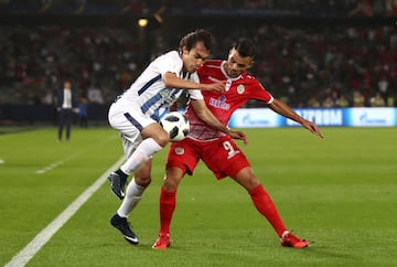 ABU DHABI, UNITED ARAB EMIRATES - DECEMBER 09: Joaquin Martinez of Pachuca and Mohammed Aoulad of Wydad Casablanca battle for the ball during the  FIFA Club World Cup match between CF Pachuca and Wydad Casablanca at Zayed Sports City Stadium on December 9, 2017 in Abu Dhabi, United Arab Emirates.  (Photo by Francois Nel/Getty Images )