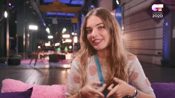 Esta joven andaluza asegura que guarda mechones de su pelo desde que era niña, intenta transmitir con la mirada siempre que canta y le encantaría que volvieran el estilo pin up y los vestidos de princesa.