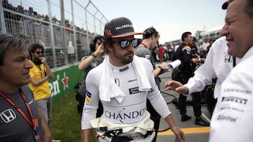 Fernando Alonso con Zak Brown en la parrilla de Canad&aacute;.