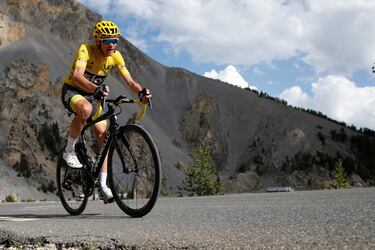 Chris Froome portando el maillot amarillo durante la 18ª etapa del Tour de Francia 2017.
