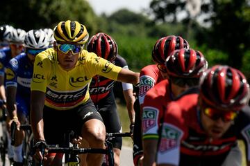 El belga Greg Van Avermaet, con el maillot amarillo de líder general, participa en la quinta etapa.