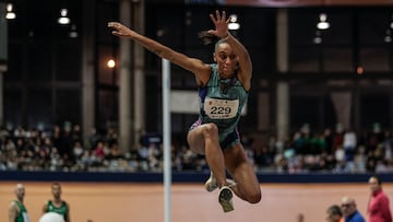 GRAFCVA8213. VALENCIA, 07/02/2024.- La triplista española Ana Peleteiro durante uno de sus saltos en el Gran Premio Internacional de Atletismo València 2024, que tiene lugar en el Palau Luis Puig.EFE/Manuel Bruque
