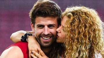 Shakira dando un beso en la mejilla a Gerard Piqu&eacute; durante la celebraci&oacute;n de un t&iacute;tulo del FC Barcelona en el Camp Nou.