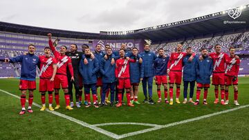 El Rayo canta la 'Vida Pirata' con su afición.