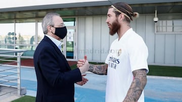 Florentino P&eacute;rez saluda a Sergio Ramos durante un entrenamiento del Real Madrid.