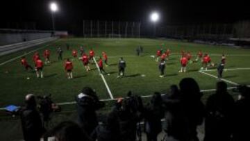 El Atleti trabajó ayer sobre césped artificial. La sesión estaba prevista en el campo donde juega el B, pero no estaba en condiciones por las últimas lluvias.