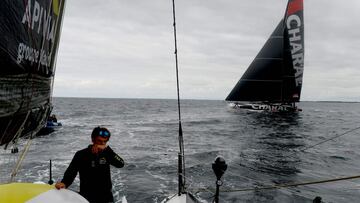 Charlie Dalin, a bordo del "Apivia" antes de la Vendée Globe.
