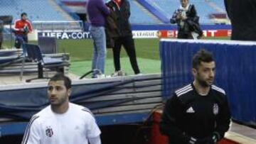 <b>REGRESO. </b>Simao sale del túnel de vestuarios del Calderón. Detrás, Schuster mira atento la sesión.