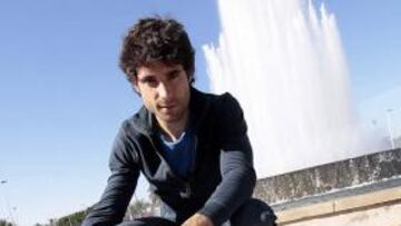 <b>EX ALBINEGRO. </b>Etxeita posó ayer para AS con la camiseta del Elche y la de su ex equipo, el Cartagena.