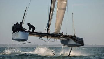 El GC32 del &#039;Impulso Espa&ntilde;ol&#039; vuela sobre su &#039;foil&#039; (aler&oacute;n de babor) durante un entrenamiento.