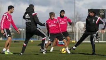 ODEGAARD, EN EL RONDO. El joven noruego se entren&oacute; ayer con el equipo, que ya piensa en el Sevilla.
 