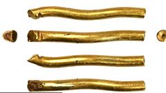 A gold bar is found in the middle of a field and turns out to be a treasure from the Middle Ages