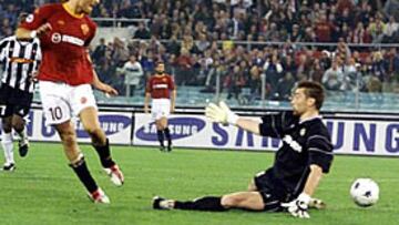 <b>LESIONADO</B>. Totti se lesionó en el partido liguero Roma-Udinese el pasado sábado.