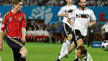 <b>UN GOL QUE VALE UN TÍTULO. </b>Fernando Torres batió de esta forma a Lehmann, después de superar en carrera a Lahm y aprovechando un gran pase de Xavi.