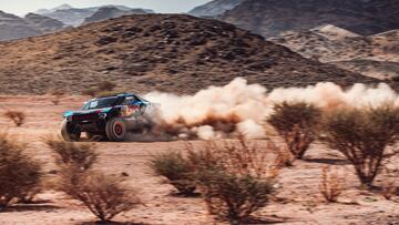 Carlos Sainz en el Shakedown del Rally Dakar 2025.