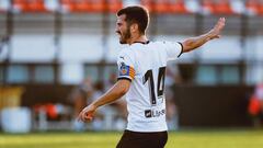 Jos&eacute; Luis Gay&agrave;, con el brazalete de capit&aacute;n del Valencia. 