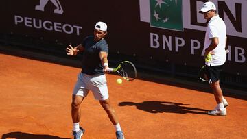 Rafa Nadal entrena en presencia de su t&iacute;o Toni Nadal antes del Masters 1.000 de Roma de 2016.