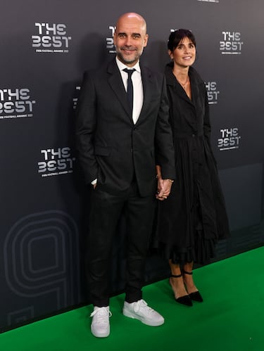 Pep Guardiola, entrenador del Manchester City, posando con su esposa, Cristina Serra, a su llegada a la ceremonia de los premios The Best.