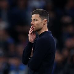 How many games did Bayer Leverkusen go unbeaten and when had they last lost?