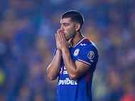 Erik Lira se lamenta en un partido de Cruz Azul.