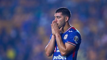 Erik Lira se lamenta en un partido de Cruz Azul.