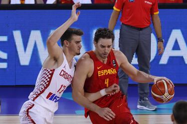 Pau Gasol pelea un baln ante Dragan Bender. 