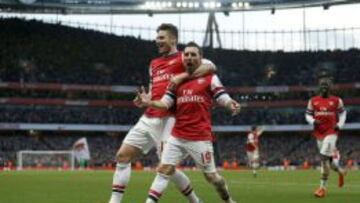 Santi Cazorla celebra su gol ante el Fulham.