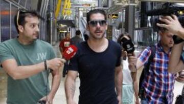 Ya en Madrid. Simeone, ayer a mediodía, a su llegada al Aeropuerto Adolfo Suárez.