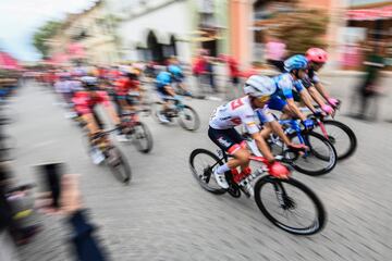 El pelotón durante la tercera etapa del Giro de Italia.